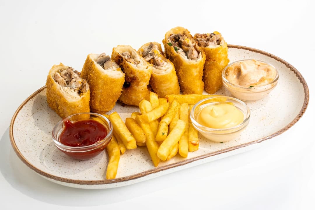Шаурма в кляре на тарелке